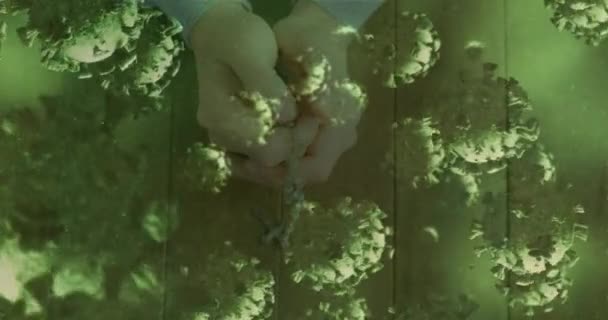 Анімація Клітин Макро Covid Плавають Над Руками Моляться Тримають Розарій — стокове відео