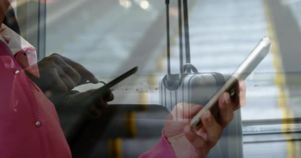 Анімація Жінки Допомогою Смартфона Над Бізнесменом Аеропорту Допомогою Цифрового Планшета — стокове відео