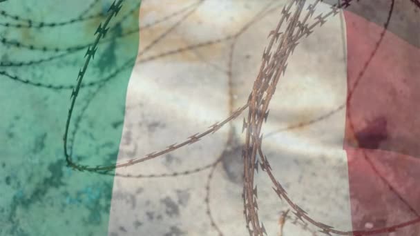 Κινούμενο Συρματόπλεγμα Πάνω Από Την Εθνική Σημαία Της Ιταλίας Κυματίζει — Αρχείο Βίντεο