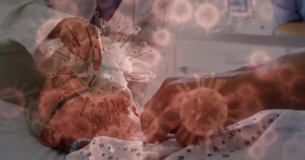 病院で高齢の白人男性を治療する白人医師の上に浮かぶマクロCovid 19細胞のアニメーション コロナウイルスCovid 19パンデミックコンセプトデジタル複合体 — ストック動画
