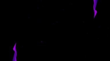 Siyah arkaplanda hipnoz hareketinde hareket eden mor duman izlerinin soyut şekli.