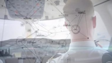 Uçak kokpitinden iki pilotla birlikte görülen küresel bağlantı ağının animasyonu. Genel hava trafik kontrol navigasyon sistemi ağı konsepti dijital bileşik.