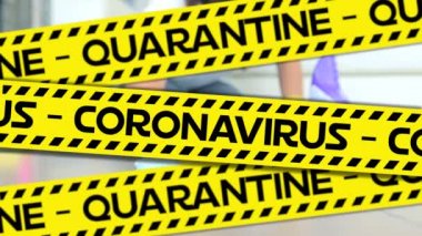 Karantina Koronavirüsü kelimesinin animasyonu, bir kadının dizlerinin üstüne çöküp yerleri silmesi üzerine bantlanmış sarı yazılar. Arka plan hijyen, Covid19 salgını sırasında dijital animasyon.