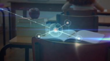 Arka plandaki okul sınıfında masanın üzerinde ikon kitaplarıyla bağlantı ağının animasyonu. Eğitim ve öğretim kavramı dijital kompozit.