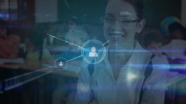 Arka plandaki sınıfta ikonlar, bayan öğretmenler ve okul çocuklarıyla bağlantı ağının animasyonu. Eğitim ve öğretim kavramı dijital kompozit.