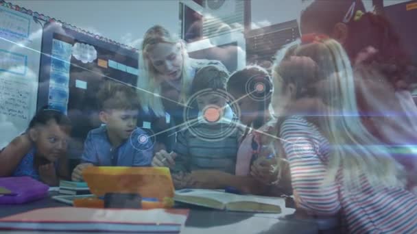 Animation d'un réseau de connexions avec des icônes et des enseignantes et écolières en salle de classe en arrière-plan. Concept d'éducation et de scolarisation composite numérique.