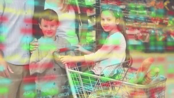 Animação Feliz Casal Caucasiano Com Filho Filha Supermercado Com Carrinho — Vídeo de Stock
