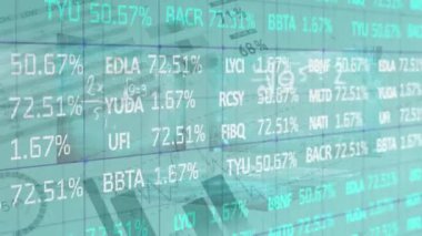 Arkaplanı kaydıran grafikler ve istatistikler üzerinden borsa endeks veri işlemlerinin animasyonu. Finans hisseleri ve ticari bilgi teknolojisi konsepti, dijital kompozit video