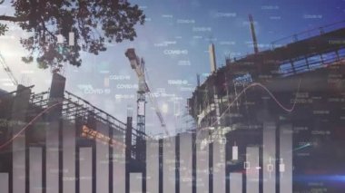 Hareket halindeki vinçle bir inşaat alanı geliştirme üzerinde grafik, istatistik ve virüs hücrelerinin animasyonu. 