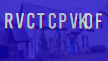 Beyaz metinlerle karantina kelimesinin animasyonu mavi arka planda, parazitli, bir evin üzerinde. Coronoavirus Covid-19 salgın karantina tecrit konsepti, dijital kompozit video