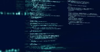 Karanlık bir bilgisayar ekranında parlayan dijital metinlerle yazılmış bilgi satırlarının animasyonu. Bilgi ve araştırma teknolojisi konsepti, dijital bileşim