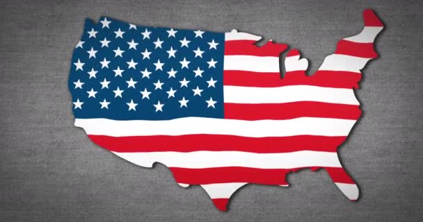 灰色の背景に 米国の地図のアニメーションは 波状の米国の旗の星と縞模様で満ちています 米国の愛国的シンボル デジタル複合体 — ストック動画