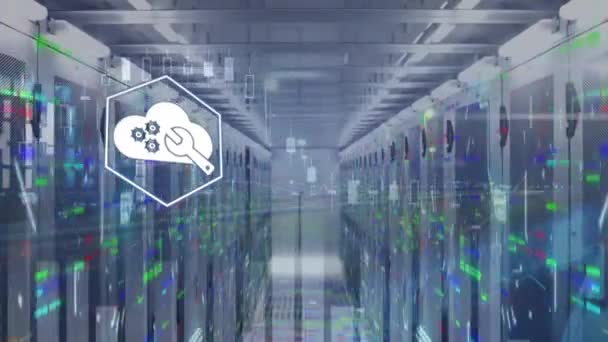 Animation d'un graphique montrant les liens de connexion entre les icônes de diverses industries sur une salle de serveurs vide avec des informations numériques mobiles.