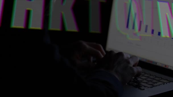 Arka Planda Dizüstü Bilgisayar Kullanan Birinin Elleriyle Beyaz Metni Hackleme — Stok video