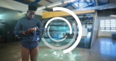 Yüzen dairelerin animasyonu ve Afrika kökenli Amerikalı bir adamın akıllı bakışlarını kontrol etmesi üzerine tıbbi görüntüler. Dijital çevrimiçi güvenlik arayüzü kavramı dijital olarak oluşturuldu.