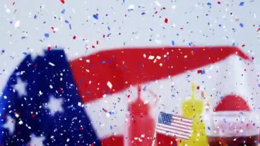 Hamburger üzerine konfeti düşüşünün animasyonu. Arka planda Amerikan bayrağı olan küçük Amerikan bayrağı. Amerika Birleşik Devletleri bayrağı ve tatil konsepti dijital kompozisyon.
