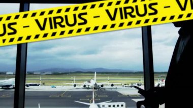 QuarANTINE ve VIRUS kelimelerini taşıyan siyah ve sarı çizgili animasyonlar havaalanında yürüyen bir adamın orta bölüm görüntüsünün üzerine düşüyor. Coronavirus Covid-19 pandemik konsept dijital bileşik