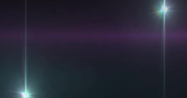 Mor zemin üzerinde kusursuz bir döngü içinde hipnotik hareketlerle hareket eden ışık merceğinin parlayan iki yeşil noktasının animasyonu. 