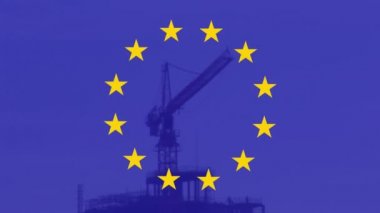 Çalışan vinçlerin üzerinde hareket eden yıldızlarla Avrupa Birliği bayrağının animasyonu. Avrupa Birliği bayrağı ve tatil konsepti dijital kompozisyon.