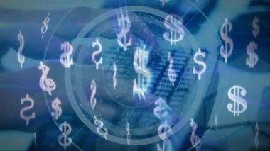 Arka planda bilgisayar klavyesinde yazan kişinin üzerine düşen Amerikan dolar sembollerinin animasyonu. Küresel finans ve iş konsepti dijital bileşimi.