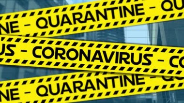 QuaranTINE ve CORONAVIRUS kelimelerini içeren siyah ve sarı çizgilerin animasyonu arka planda bir sokak manzarasının üzerine düşüyor. Coronavirus Covid-19 pandemik konsept dijital bileşik