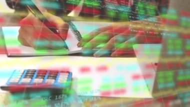 Erkek yazma animasyonu, ofis masasının üzerine kaydedilen mali istatistikler, arka planda kağıt işleri ve hesap makinesi. Küresel finans ve iş konsepti dijital bileşimi.