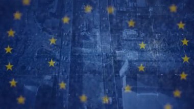 Avrupa Birliği bayrağında hareketli dairelerin ve yıldızların canlandırılması ve arka planda kentin havadan görüşü. Avrupa Birliği bayrağı ve tatil konsepti dijital kompozisyon.