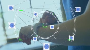 Bağlantılar ağı içinde yüzen simgelerin canlandırılması ve akıllı telefonunu kullanarak kadının üzerinde daireler çizilmesi. Küresel ağ ve bağlantı konsepti dijital olarak oluşturuldu.