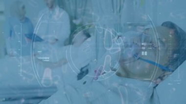 Makro Covid-19 hücresinin animasyonu bir hastane yatağında solunum maskesiyle nefes alan melez bir erkek hasta görüntüsü üzerinde yüzüyor. Coronavirus Covid-19 pandemik konsept dijital bileşik