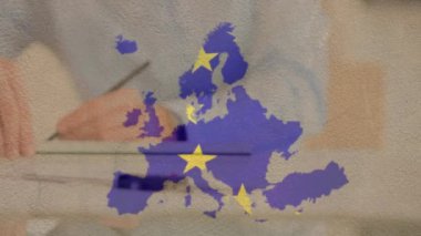 Avrupa Birliği bayrağından yapılmış Avrupa animasyonu kurşun kalemle işaretlenen adamın üzerinde sallanıyor. Avrupa Birliği bayrağı ve tatil konsepti dijital kompozisyon.
