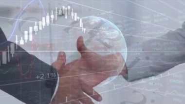 Dünya ile tokalaşan iş adamı ve iş kadını animasyonu, borsa mali veri işleme. Küresel finans ve iş konsepti dijital bileşik.