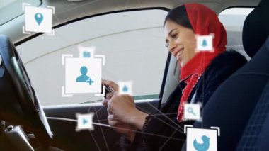 Türban takan ve akıllı telefon kullanan melez bir kadın üzerinde bağlantı ağı olan simgelerin animasyonu. Sosyal ağ küresel bağlantılar kavramı dijital bileşik.