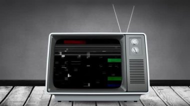 Gri arkaplanda gri arkaplan dijital kompozisyonunda gri ahşap masada uzanan gri televizyondaki televizyon parazitinin animasyonu