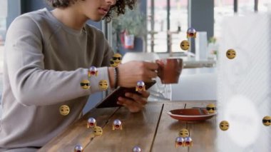 Tableti üzerinde çalışan melez bir adamın animasyonu. Küresel ağ ve bağlantı konsepti dijital olarak oluşturuldu.