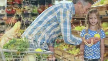 Kızıyla birlikte alışveriş arabasıyla elma ve finansal veri işleme işini seçen beyaz adamın animasyonu. Küresel finans ve alışveriş kavramı dijital bileşik.