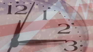 Arka planda düşen banknotlarla ABD bayrağı üzerinde hareket eden saatin animasyonu. Amerika Birleşik Devletleri bayrağı ve tatil konsepti dijital kompozisyon.