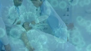 Çoklu etnik erkek ve kadın sağlık görevlileri ve hastanedeki hastalarının bakış açısından süzülen makro Covid-19 hücrelerinin animasyonu. Coronavirus Covid-19 pandemik konsept dijital bileşik