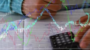 Erkek yazma animasyonu, ofis masasının üzerine kaydedilen mali istatistikler, arka planda kağıt işleri ve hesap makinesi. Küresel finans ve iş konsepti dijital bileşimi.