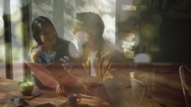 Karışık ırk çiftlerinin oturup konuştuğu animasyonlar. Küresel ağ ve bağlantı konsepti dijital olarak oluşturuldu.