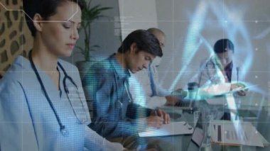 Hastanede çalışan çok ırklı erkek ve kadın sağlık çalışanlarının bakış açısında yüzen DNA modellerinin animasyonu. Coronavirus Covid-19 pandemik konsept dijital bileşik