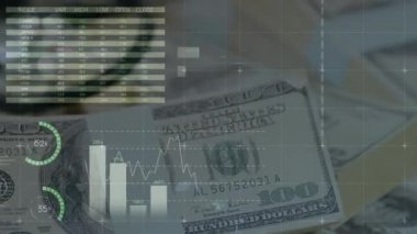 Steteskop animasyonu, ofis masasının üzerinde Amerikan dolarları banknotları ve evrakları olan mali istatistikler. Küresel finans ve iş konsepti dijital bileşimi.