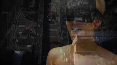 VR kulaklık takan ve yoğun yol trafiği olan beyaz bir kadının dijital arayüzü taramasının animasyonu. Çevrimiçi küresel navigasyon kavramı dijital bileşik.