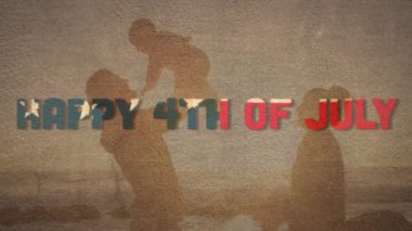 Bağımsızlık Günü 'nün animasyonu ABD bayrağından yapılmış bir metin. Çocuğunu taşıyan bir adamla ailesinin üzerinde sallanıyor. Amerika Birleşik Devletleri bayrağı ve tatil konsepti dijital kompozisyon.