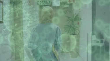 Hastasını ziyaret eden melez bir kadın sağlık görevlisinin dikiz aynasından süzülen makro Covid-19 hücrelerinin animasyonu. Coronavirus Covid-19 pandemik konsept dijital bileşik