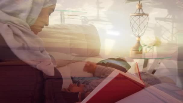 Анимированное Изображение Женщины Смешанной Расы Хиджабе Книгой Чтения Концепция Цифровых — стоковое видео