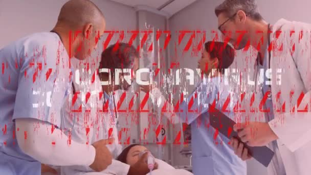 背景には 人種の異なる女性患者と医療スタッフとの白い言葉Coronavirusと赤い看板のアニメーション コロナウイルスCovid 19パンデミックコンセプトデジタル複合体 — ストック動画