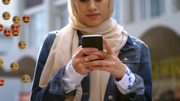 Türbanlı Akıllı Telefon Kullanan Melez Bir Kadının Üzerinde Yüzen Dijital — Stok video