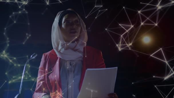 Animação Constelações Flutuantes Sobre Mulher Raça Mista Vestindo Hijab Fundo — Vídeo de Stock