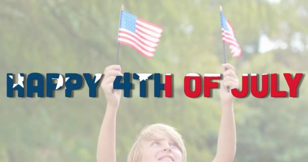 独立日的动画文本由美国国旗在两个美国国旗的高加索男孩上方摇曳 美国国旗和假日概念数字构图 — 图库视频影像