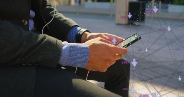 스마트 사용하여 앉아서 숫자가 증가하고 보라색 화살표로 애니메이션이다 디지털 온라인 — 비디오